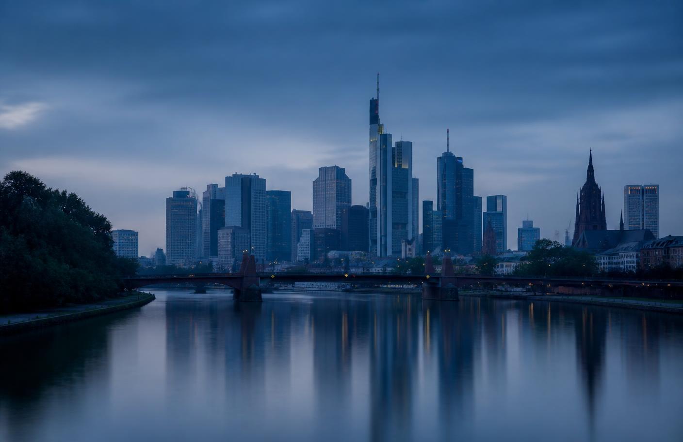 Skyline von Frankfurt am Main zur blauen Stunde im Rhein-Main-Gebiet